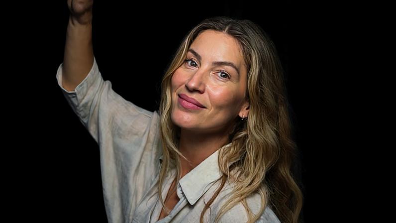 A rotina de bem-estar de Gisele Bündchen inclui hábitos simples como a hidratação com água e limão, prática que ganhou destaque por seus possíveis benefícios à saúde.
