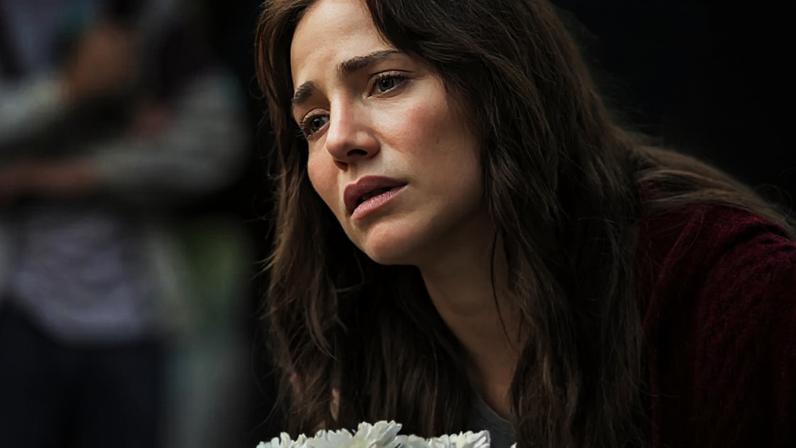 No enterro de Carlos ( Jesuíta Barbosa ), Adriana ( Leticia Colin ) se despede com uma flor