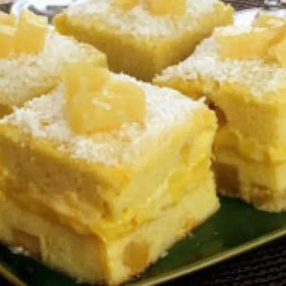 Bolo gelado de abacaxi conquista fãs de sobremesa cremosa