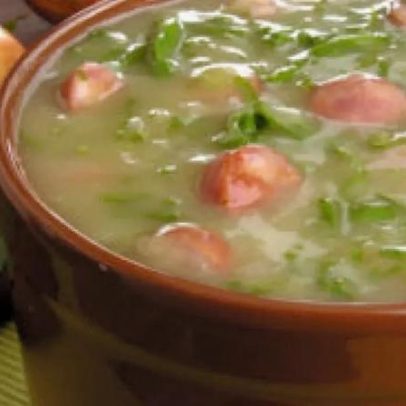Caldo com poucos ingredientes conquista sabor ideal para o fim de semana