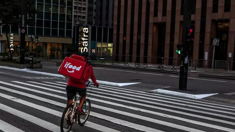 Procurado pela reportagem, o iFood afirmou que não incentiva comportamentos de risco e que adota medidas para aumentar a segurança dos entregadores.