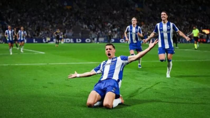 Bendanek (5) é levantado após fazer o gol da vitória o Porto, o agora, campeão português de 2025/26.