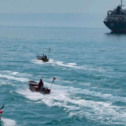 Marinha-mosquito iraniana: enxAMES de barcos desafiam EUA no Estreito de Ormuz