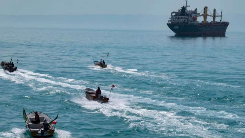 Pequenos barcos de ataque rápido integram as defesas do Irã