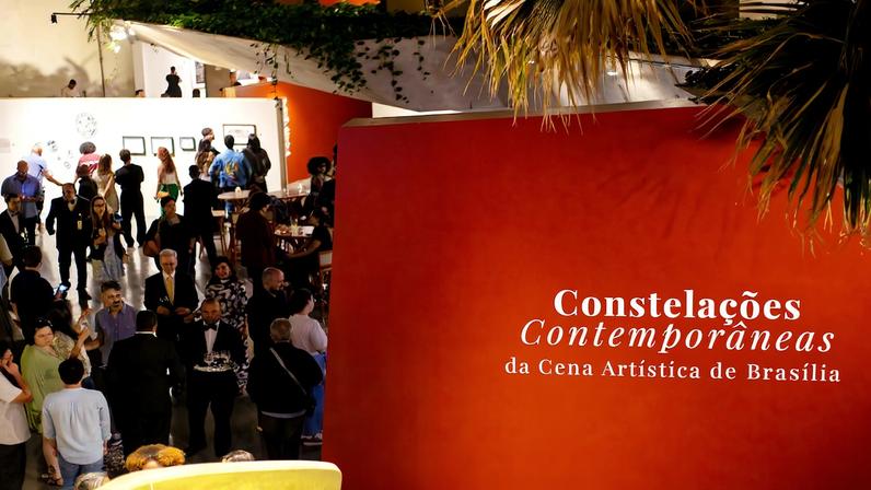 Foto colorida da abertura da exposição Constelações Contemporâneas da Cena Artística de Brasília - Metrópoles