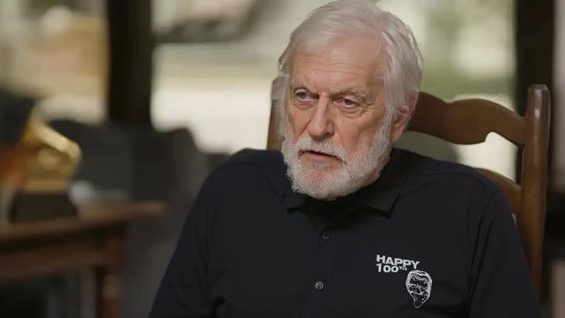 Dick Van Dyke, 100 anos, associa falta de sentimentos ruins à longa vida: 'Sempre achei que a raiva é algo que corrói o interior de uma pessoa – e o ódio também'.