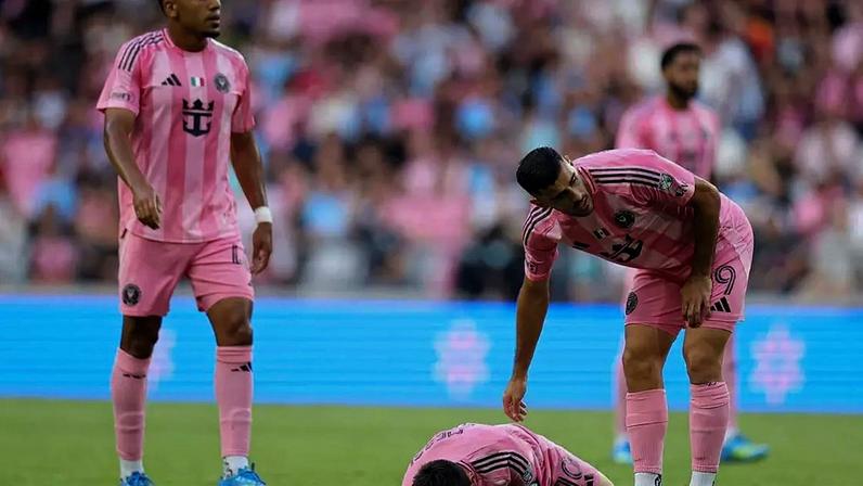 Lionel Messi cai no gramado após sentir fortes dores na coxa –