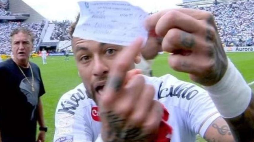 Neymar mostra papel oficial da substituição