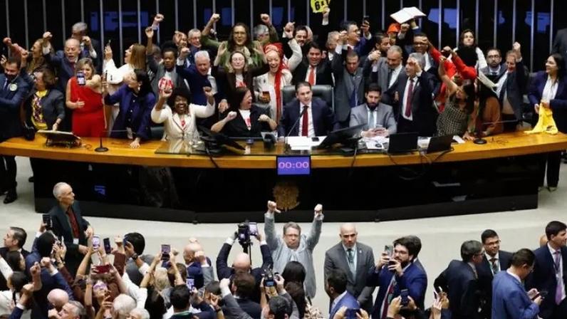 Câmara conclui votação e PEC que acaba com escala 6x1 e reduz jornada pra 40h segue para o Senado