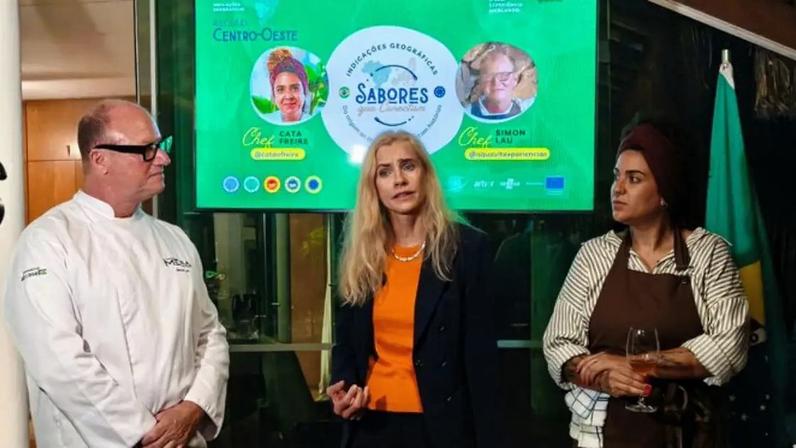 Marian Schuegraf, embaixadora da União Europeia no Brasil, em jantar para promover indicações geográficas europeias e produtos do Cerrado, com os chefs Simon Lau e Catarina Freire