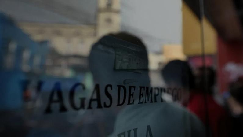 Taxa de desocupação no Brasil ficou em 5,8% no trimestre encerrado em abril, segundo o IBGE