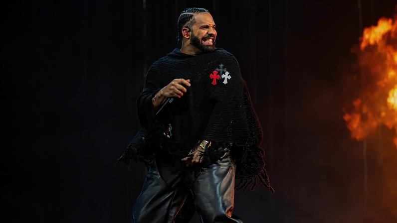 Da esq. para dir.: V, Drake e J