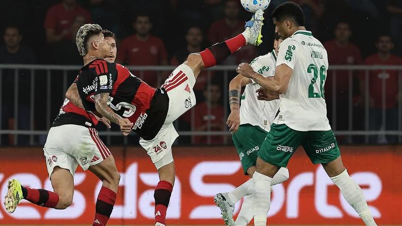 Lance que culminou na expulsão de Carrascal contra o Palmeiras, pelo Campeonato Brasileiro