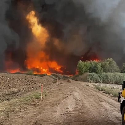 Incêndio florestal fora de controle atinge centenas de hectares no Arizona rural