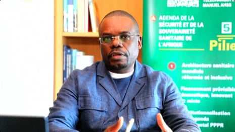 Chefe da Africa CDC afirma estar em modo de pânico diante do surto de Ebola