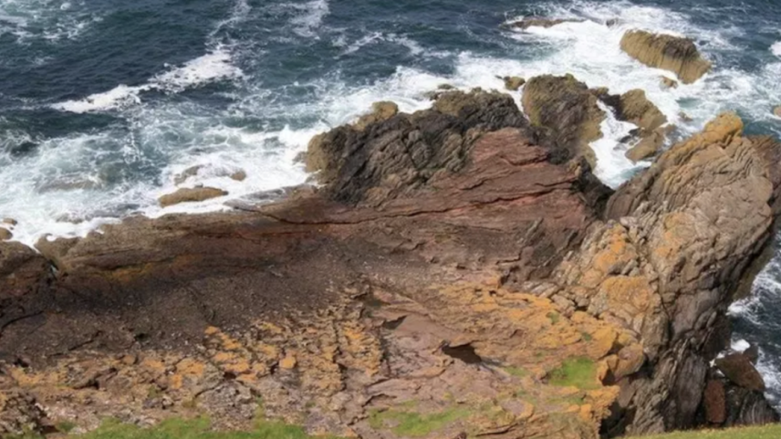 Nas pedras de Siccar Point, no litoral da Escócia (foto), o pai da geologia James Hutton reconheceu, em 1788, a importância geológica das discordâncias angulares observadas nas rochas desse afloramento. Essa descoberta ofereceu uma nova dimensão à geologia moderna, e a Charles Darwin a magnitude temporal que A Origem das Espécies exigia.