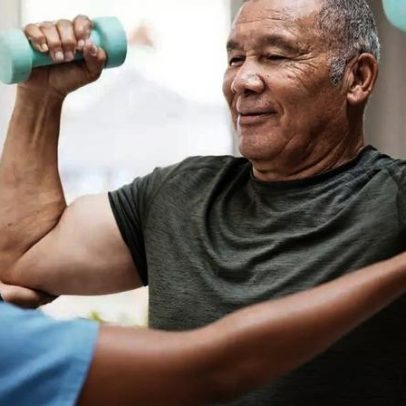 Cinco exercícios diários ajudam a recuperar massa muscular após os 55 anos