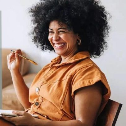 Cientista ensina a ser feliz no trabalho em 3 passos