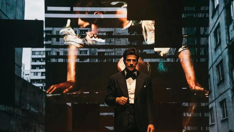 Chay Suede estreia no teatro com peça que mistura autobiografia, humor e ficção