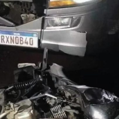 Colisão entre motocicleta e carreta mata jovem de 21 em Erechim