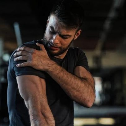 Dor no ombro atrapalha treino? 5 alongamentos podem ajudar