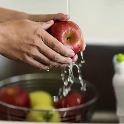 Pode lavar alimentos com água sanitária? nutricionista esclarece