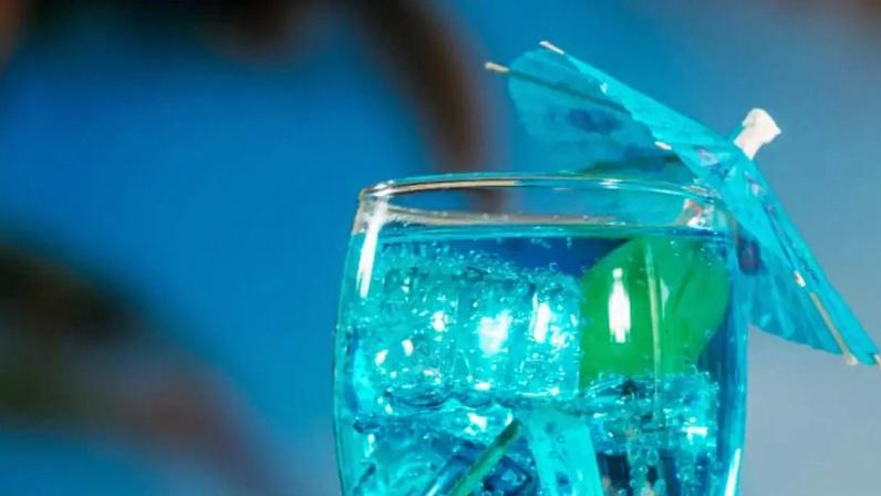 Corantes em bebidas alcoólicas provocam piores ressacas, afirma nutricionista