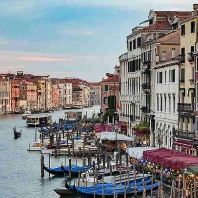 Veneza reúne mais de 100 ilhas ligadas por pontes e canais