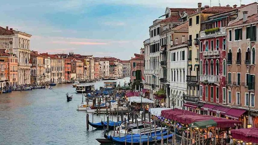 Veneza reúne mais de 100 ilhas ligadas por pontes e canais