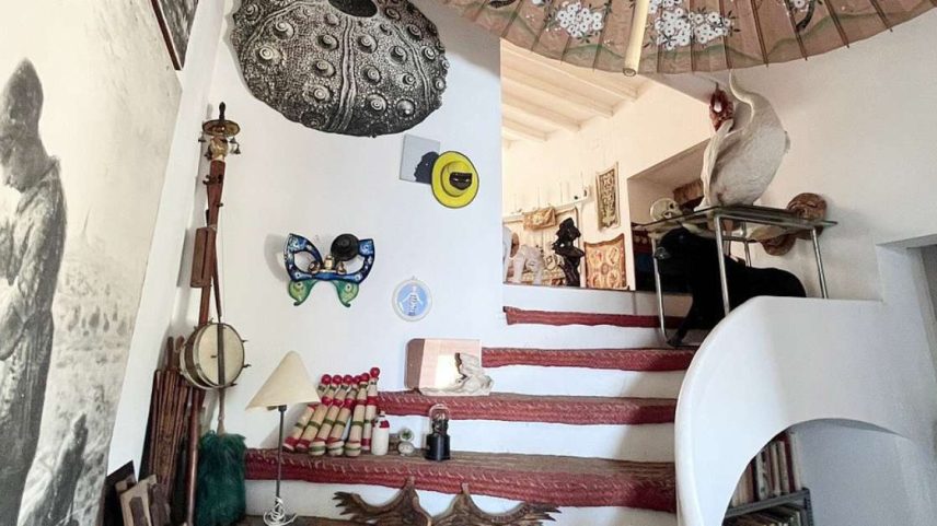 Ao redor do mundo, artistas deixaram rastros profundos em seus espaços pessoais — e muitos deles abriram suas portas para que o público possa sentir de perto a vibração da arte que ali nasceu. De Salvador Dalí a Tomie Ohtake, de Pablo Neruda a Portinari, cada casa é um mergulho na alma do criador.