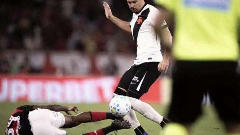 Hugo Moura fez o gol de empate do Vasco no clássico contra o Flamengo –