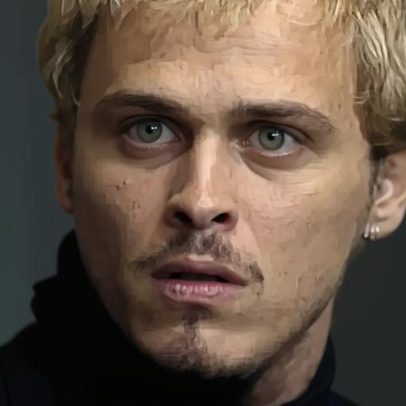 Alexandre em remake; Pedro Novaes usa cabelo platinado para papel icônico