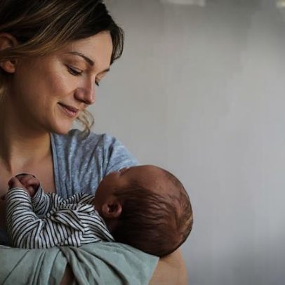 Cuidados pós-parto para mãe de primeira viagem: orientações essenciais