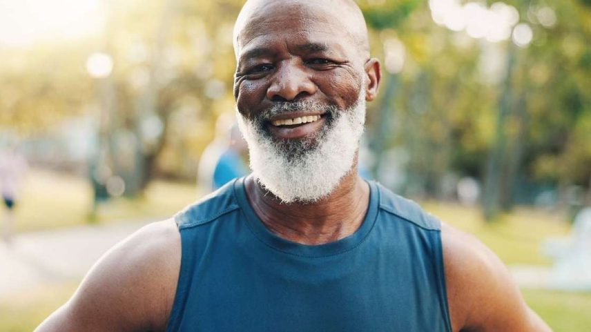 Homem de 50 anos com roupa esportiva