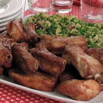 Almoço completo em 40 minutos: costelinha com virado de couve