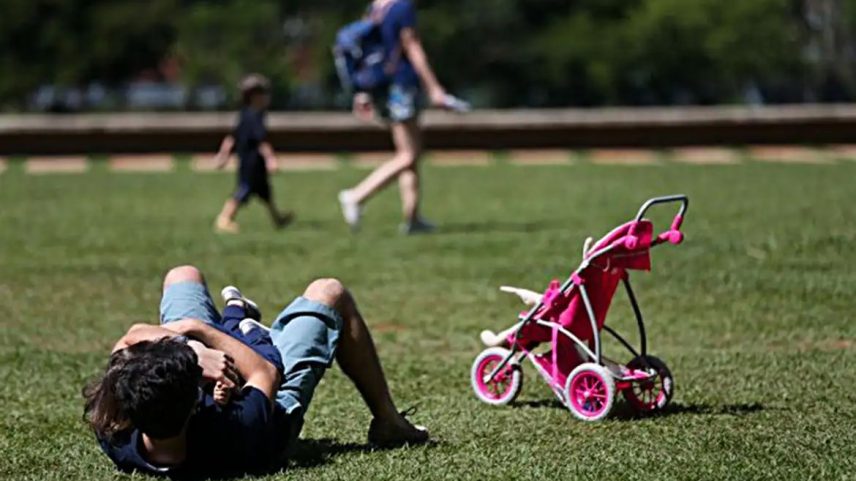 Ampliação da licença-paternidade traz benefícios para o desenvolvimento infantil e para a igualdade de gênero