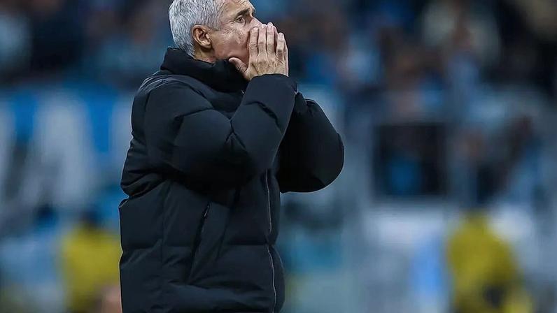 Luís Castro durante a partida que terminou com a vitória de virada do Grêmio –
