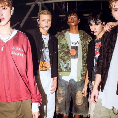 Cantor brasileiro chora ao conhecer BTS no México