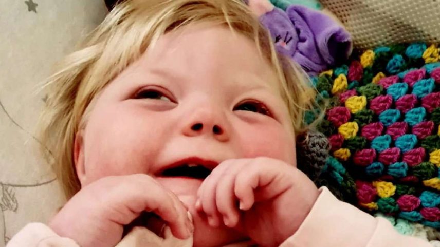 Menina britânica de 2 anos é a única no mundo com combinação genética rara e enfrenta convulsões e atrasos no desenvolvimento