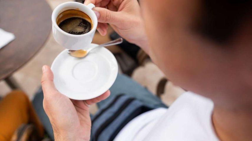 Consumir café logo após as refeições pode dificultar a absorção de nutrientes importantes como ferro, cálcio e vitaminas