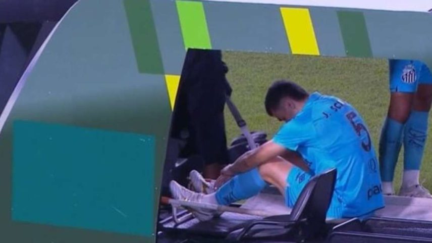 Tinga também deixou o campo com 5 minutos de jogo –