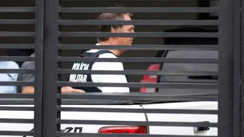O ex-presidente Jair Bolsonaro ao chegar em casa, em Brasília, para cumprir prisão domiciliar, em março