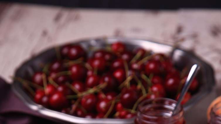 Muito presente no café da manhã ou no lanche, a geleia é um alimento prático e saboroso. Sua textura e o sabor doce permitem combiná-la com pães, torradas, bolos e diversos outros preparos culinários.