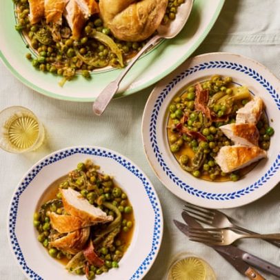 Receita de frango assado com ervilhas refogadas e alface, de David Gingell