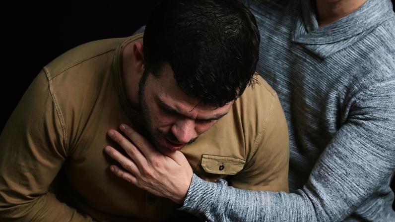 O engasgo grave, em especial, exige atuação rápida para manter a oxigenação até que o serviço médico chegue – depositphotos.com / rdrgraphe
