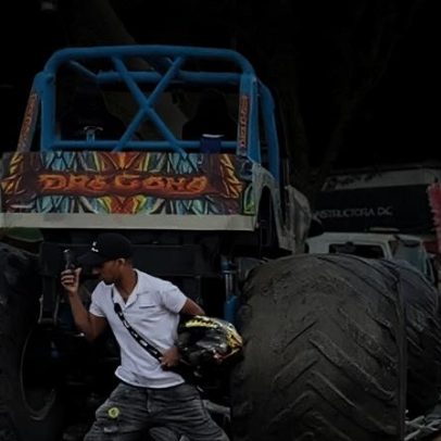 Três mortos após caminhão-monstro atingir multidão
