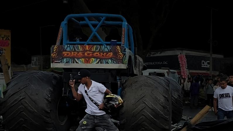 Três mortos após caminhão-monstro atingir multidão