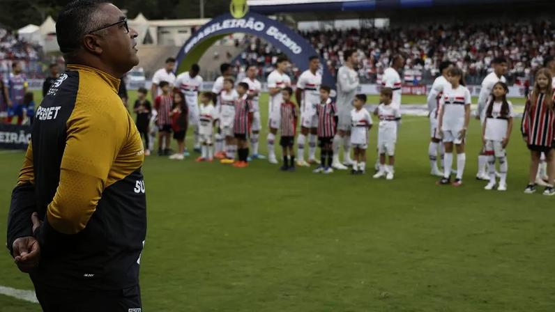 Roger Machado antes do início da partida contra o Bahia –