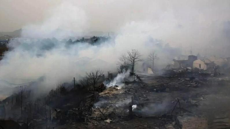 Fumaça sobe ao céu após explosões em fábrica de fogos de artifício em Liuyang