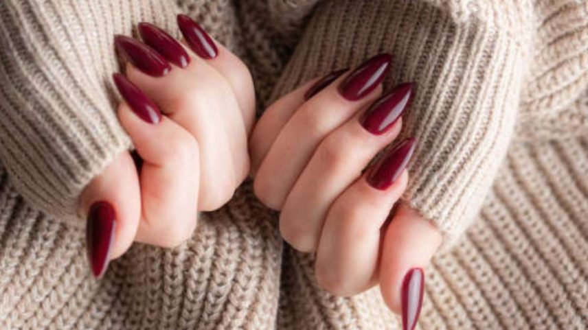 Unhas do inverno 2026: tons fechados, acabamento glazed e cuidados